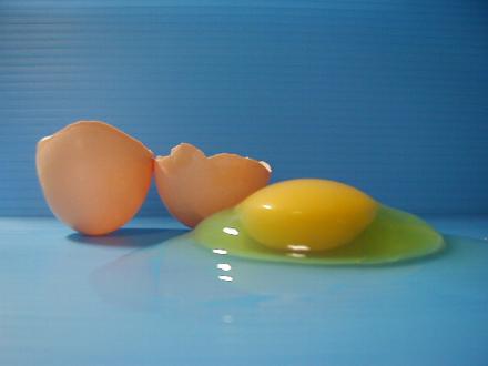 平飼い卵は、赤卵、ケージ卵は、ピンク卵で、区別して